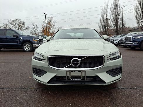 Used 2019 Volvo S60 T6 Momentum w/ Premium Package image 2