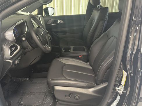 New 2026 Chrysler Pacifica Select FWD image 13