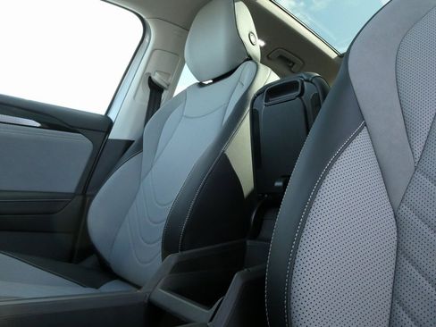 New 2025 Volkswagen Tiguan SE image 30