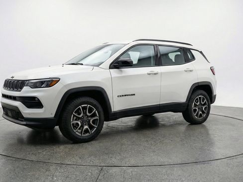 Used 2025 Jeep Compass Trailhawk AWD/4WD image 3