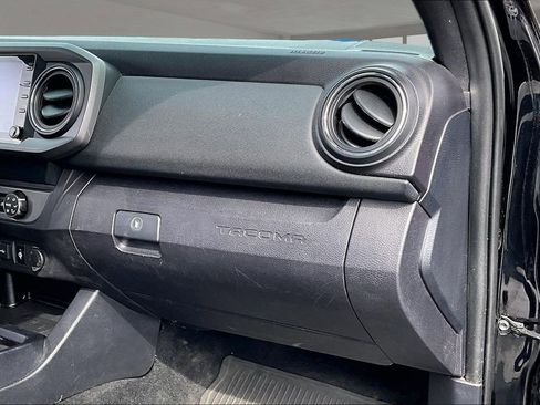 Used 2020 Toyota Tacoma TRD Off-Road w/ Technology Package image 17