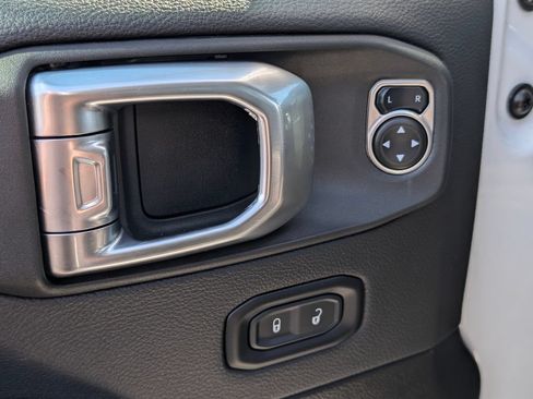 Used 2025 Jeep Wrangler Unlimited Sahara AWD/4WD image 19