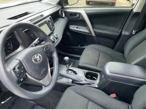 Used 2018 Toyota RAV4 LE image 10