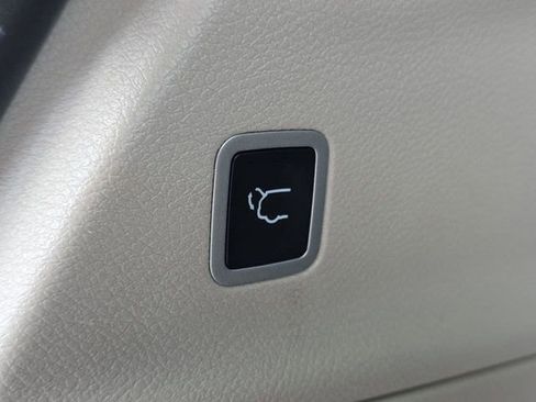 Certified 2024 Chrysler Pacifica Touring-L image 16