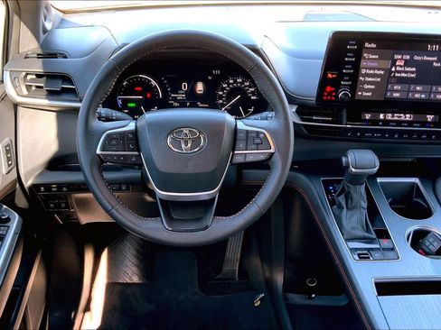 Used 2024 Toyota Sienna XSE image 5