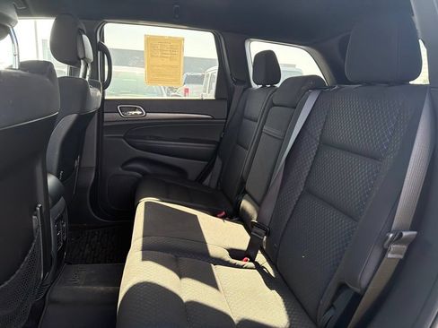 Used 2018 Jeep Grand Cherokee Laredo AWD/4WD image 11