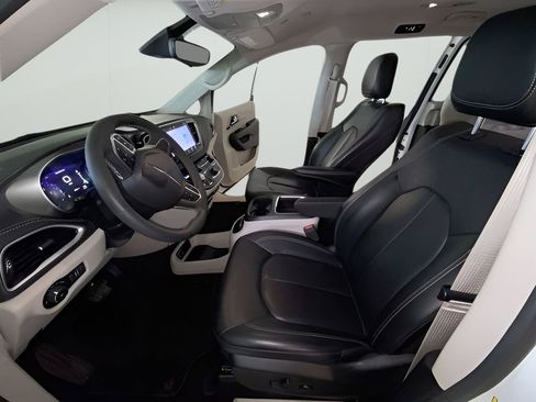 Used 2023 Chrysler Pacifica Touring-L AWD/4WD image 28