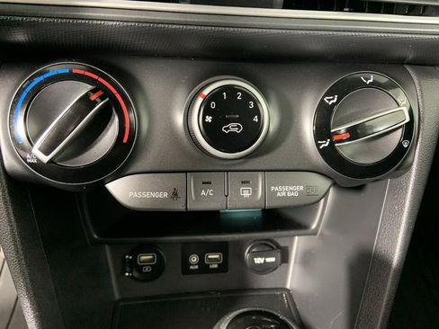 Used 2021 Hyundai Kona SE image 14