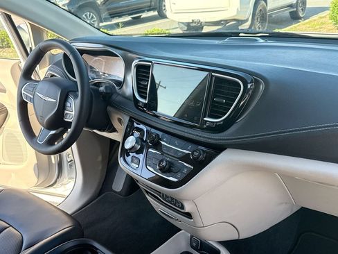 Used 2023 Chrysler Pacifica Touring-L FWD image 28