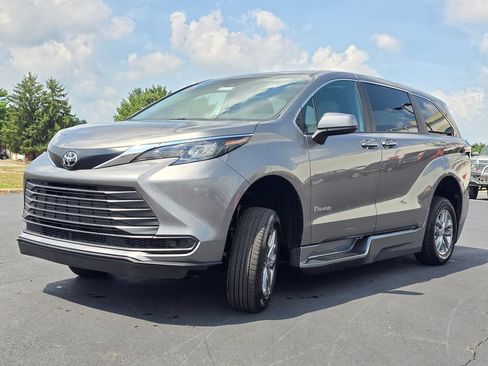 Used 2026 Toyota Sienna LE FWD image 7