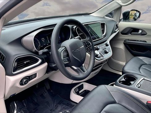 Used 2024 Chrysler Pacifica Touring-L FWD image 17