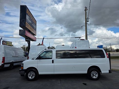 Used 2017 Chevrolet Express 3500 LT w/ LT Preferred Equipment Group image 4