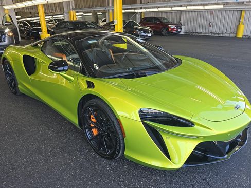 Used 2023 McLaren Artura RWD image 3