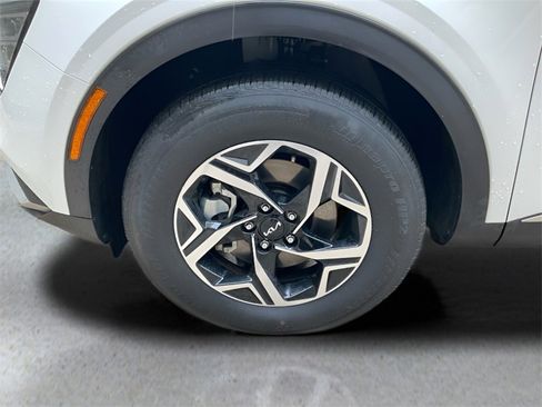 Used 2024 Kia Sportage LX image 9