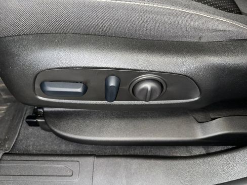 Used 2023 GMC Acadia SLE w/ Driver Convenience Package image 3