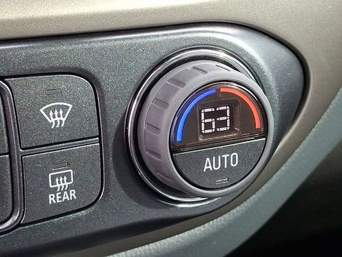 Used 2022 Chevrolet Colorado Z71 AWD/4WD image 19