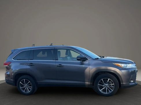 Used 2019 Toyota Highlander XLE FWD image 12