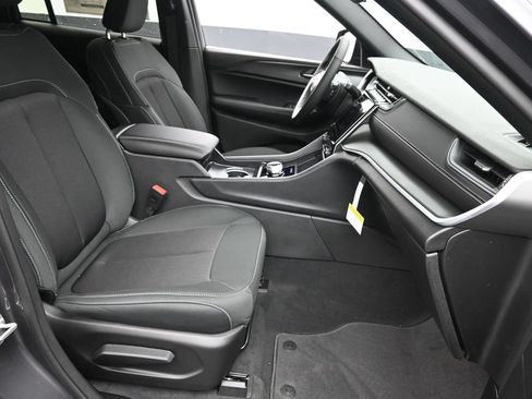 Used 2025 Jeep Grand Cherokee Laredo X w/ Luxury Tech Group I AWD/4WD image 9