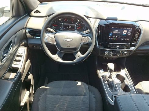 Used 2023 Chevrolet Traverse LT FWD image 2