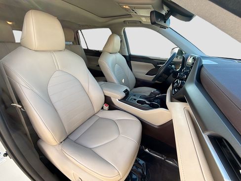 Used 2021 Toyota Highlander XLE image 15