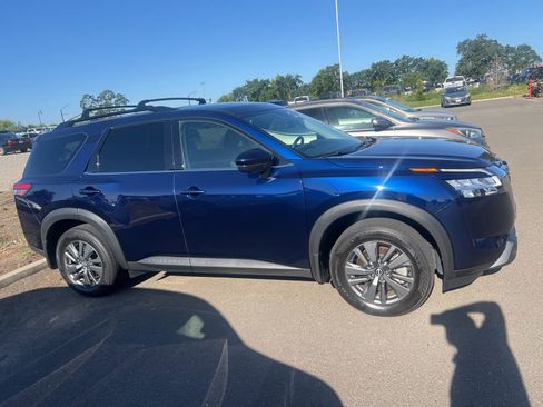 Used 2022 Nissan Pathfinder SV FWD image 3
