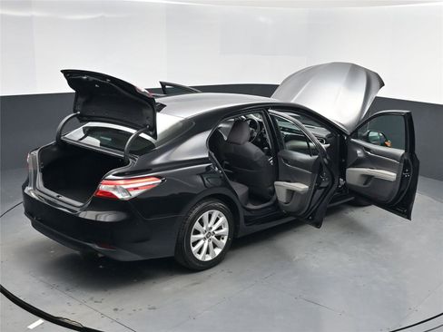 Used 2020 Toyota Camry LE image 26