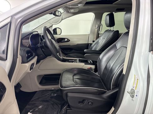 Used 2023 Chrysler Pacifica Limited FWD image 22
