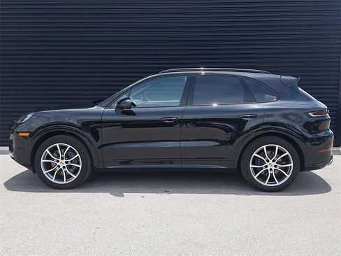 Used 2025 Porsche Cayenne image 2