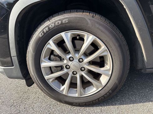 Used 2019 Jeep Cherokee Latitude w/ Cold Weather Group FWD image 12