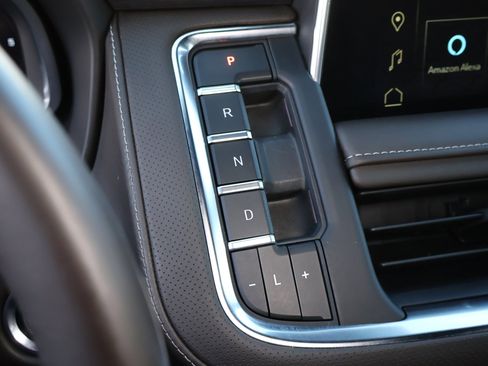 Used 2023 GMC Yukon SLT w/ SLT Premium Package image 18