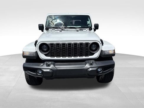 Used 2025 Jeep Gladiator Sport AWD/4WD image 2