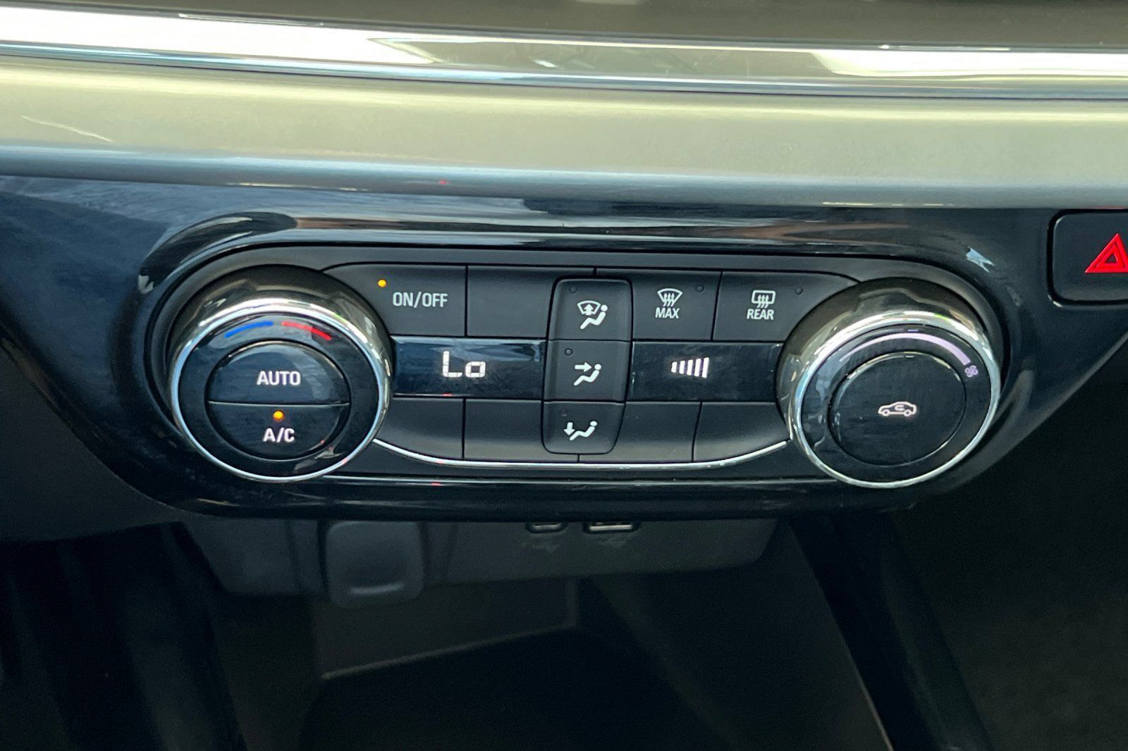 Used 2025 Chevrolet Trax LT FWD image 29