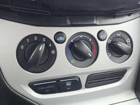 Used 2014 Ford Focus SE w/ SE Winter Package FWD image 18