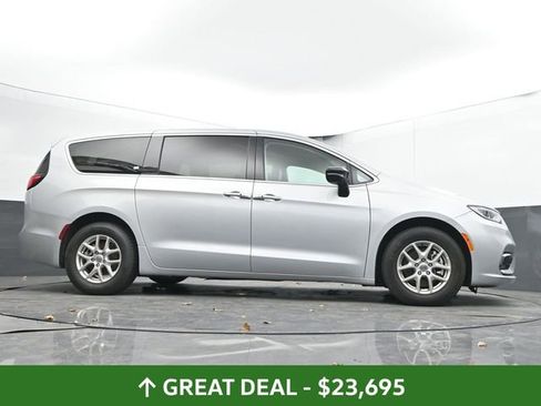 Used 2024 Chrysler Pacifica Touring-L FWD image 53