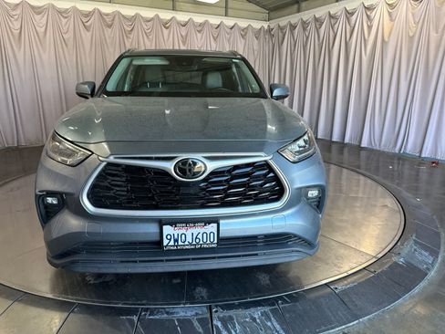 Used 2020 Toyota Highlander XLE FWD image 2