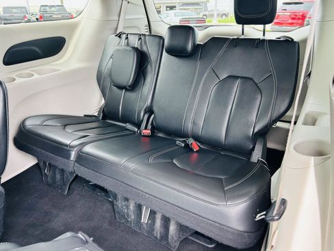 Used 2022 Chrysler Pacifica Touring-L FWD image 27