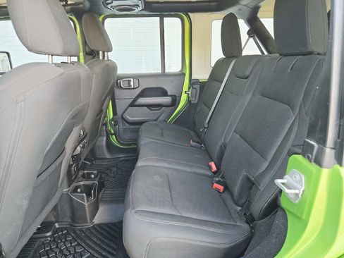 Used 2018 Jeep Wrangler Unlimited Sahara w/ Safety Group AWD/4WD image 12