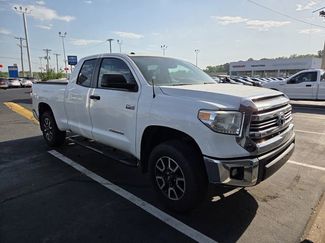 Used 2016 Toyota Tundra SR5 w/ SR5 Upgrade Package RWD video 2