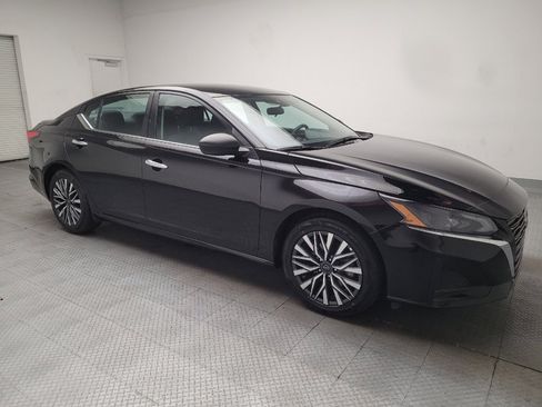 Used 2025 Nissan Altima 2.5 SV FWD image 11
