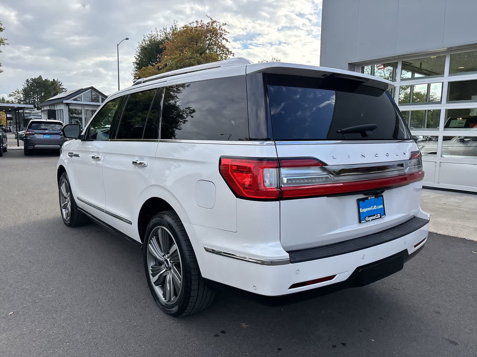 Used 2018 Lincoln Navigator Reserve w/ Technology Package AWD/4WD image 3