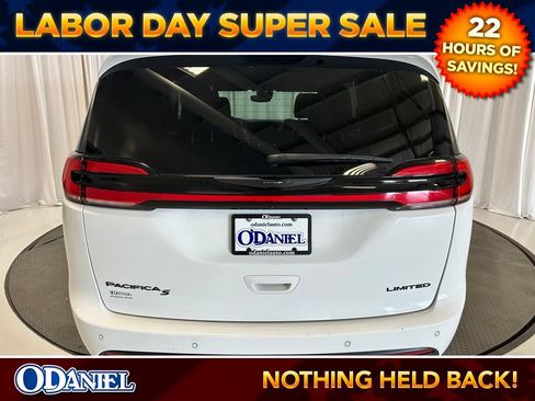 Used 2025 Chrysler Pacifica Limited FWD image 29