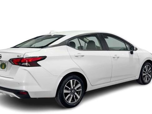 Used 2022 Nissan Versa SV FWD image 2