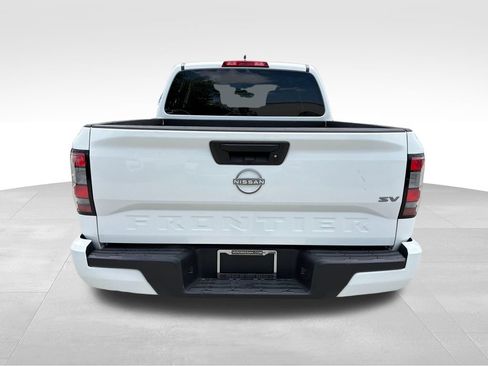 Used 2024 Nissan Frontier SV RWD image 6
