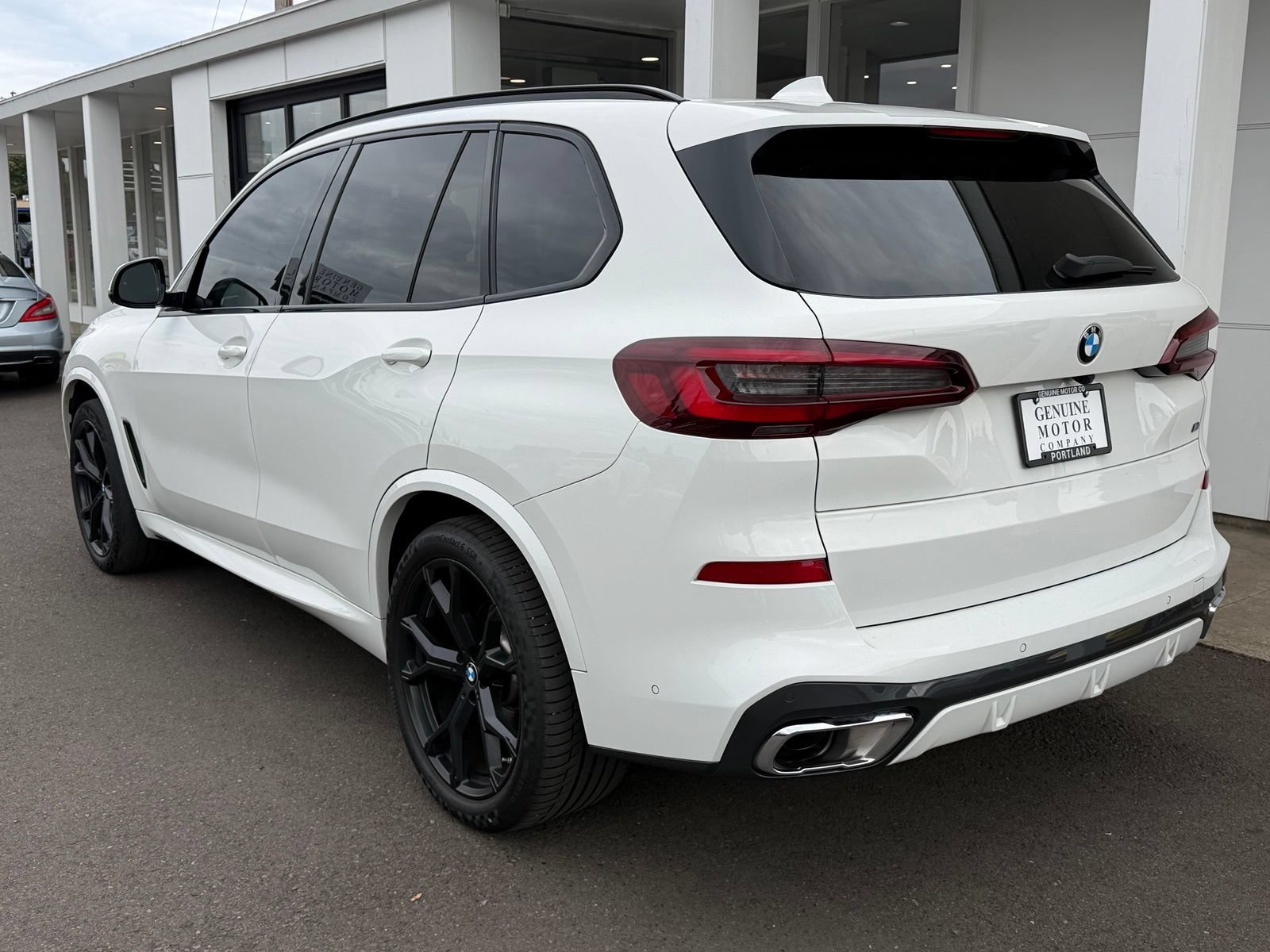Used 2023 BMW X5 xDrive40i w/ M Sport Package AWD/4WD image 3