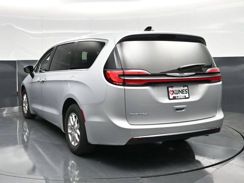 Used 2024 Chrysler Pacifica Touring-L FWD image 9
