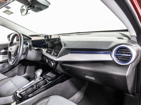 Used 2025 Chevrolet Trax LT w/ LT Convenience Package image 18