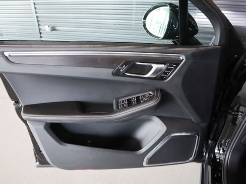 Used 2025 Porsche Macan GTS image 27