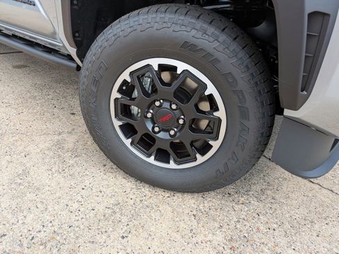 New 2025 Toyota Tacoma TRD Off-Road AWD/4WD image 10