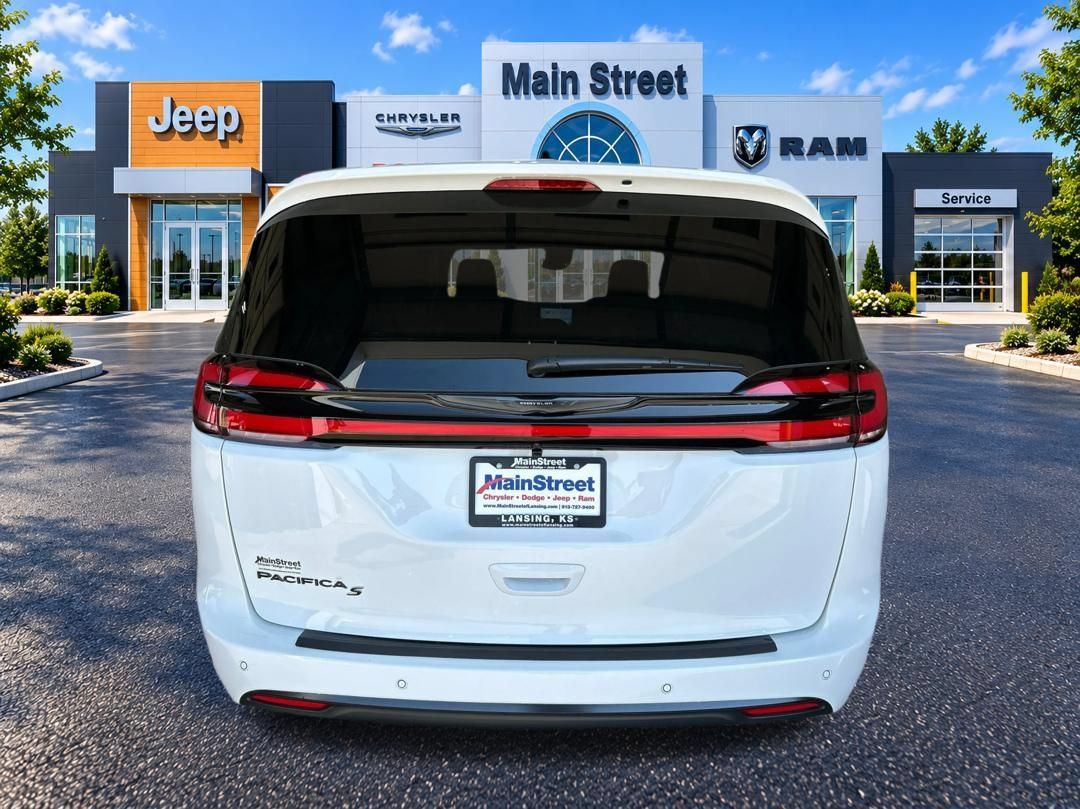 Used 2026 Chrysler Pacifica Select w/ S Appearance Package FWD image 4