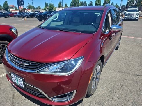 Used 2018 Chrysler Pacifica Limited FWD image 1